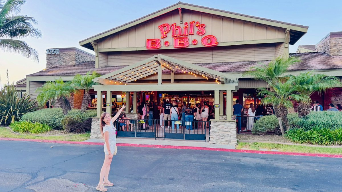 MercTorreforte's tweet photo. A San Diego trip isn’t complete without Phil’s BBQ. How could we skip it? https://t.co/koQoXHr29G