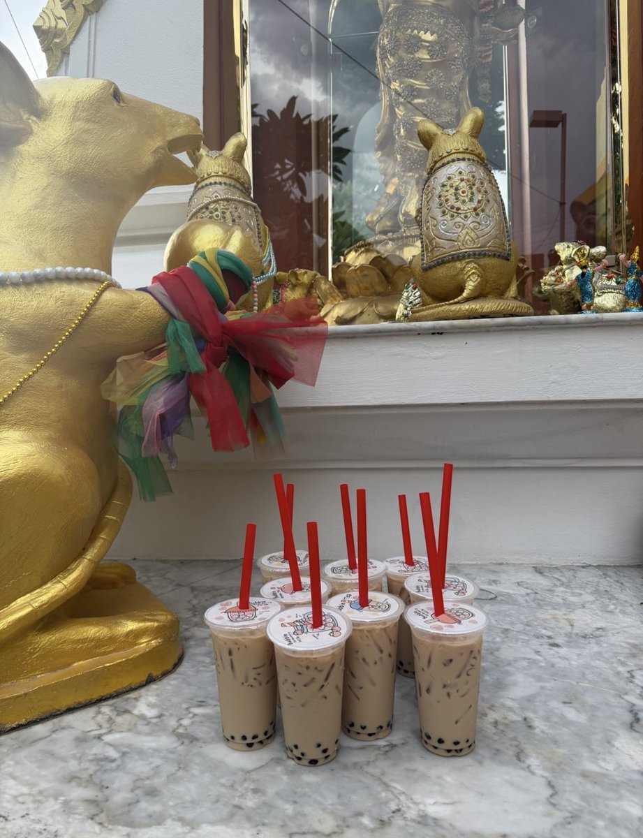 Luppuishop's tweet photo. ใครไหว้พระพิฆเนศขอพรที่ไหนไม่สำเร็จ ลองมาไหว้ขอตรงหน้า union mall ดูนะครับ พ่อค้าขอแล้วได้หลายรอบแล้ว ที่สำคัญถ้าได้ เอาชานมมาถวายด้วยนะครับ https://t.co/6sdVImos3Y