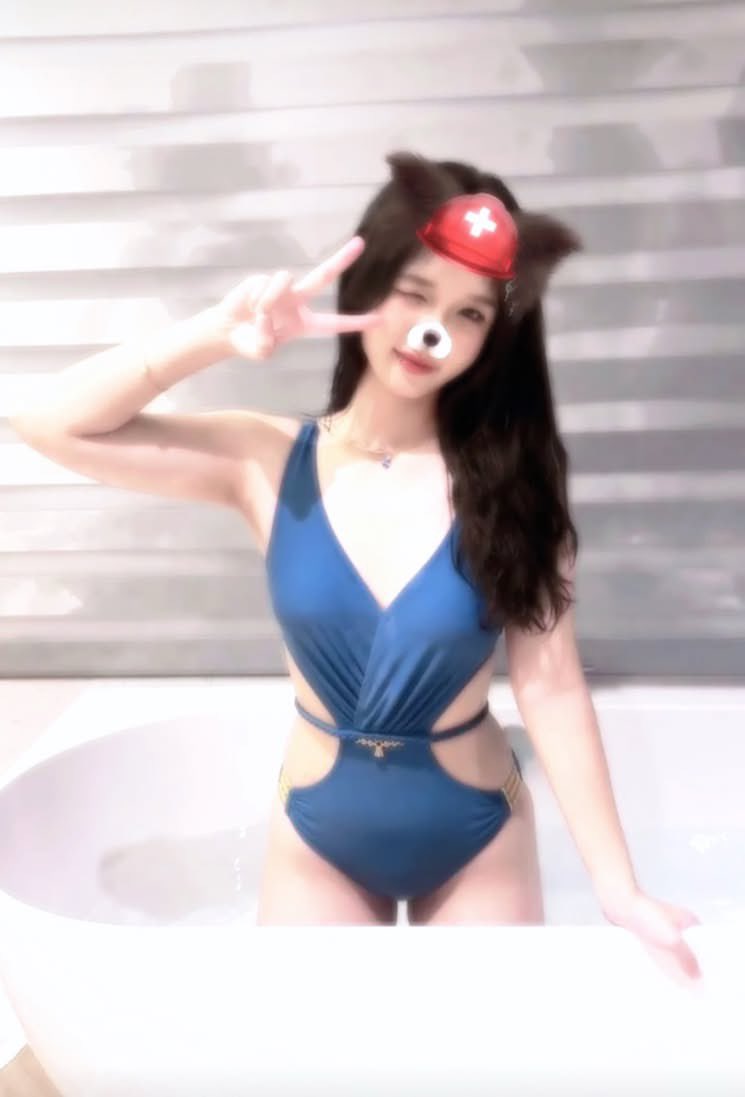 ChynaDoll86_'s tweet photo. 每次自己扣完高潮一次就不想玩了，恨不得旁边有个男人拿玩具继续插进逼里面 https://t.co/eqtP0FX68t