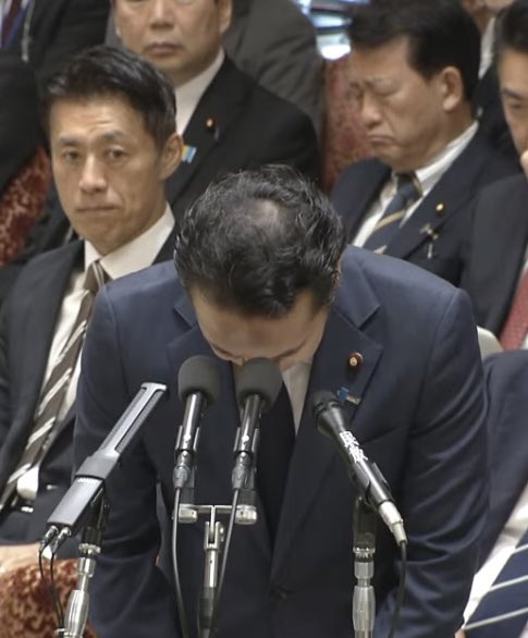 AfYjpB3h5Hp0n6g's tweet photo. シャトルバス送迎に、
「年寄り多く、寒いので人道上やむを得ないと判断、スタッフが選管に確認してやった」と簗大臣…しかし、
栃木県選管「記憶も記録もないが、もし聞かれたなら公選法違反に当たる、と伝える案件だ」
総務省「答えられない…」

あらっ！コレ簗大臣詰みました…😩
#国会中継 https://t.co/D9rhNiVx4n