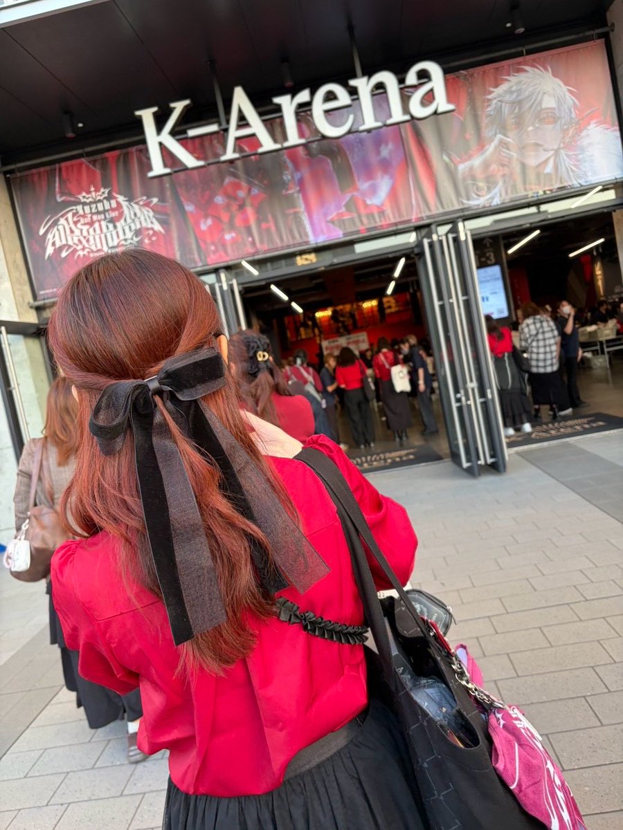 m47104896's tweet photo. 遅くなりましたがライブ当日に友達に撮ってもらいました💃
赤の服着ないから不安だったけど会場着いたら仲間だらけで安心しました笑
最高のライブだった！ありがとう！
#葛葉ブラッディコーデ https://t.co/8koKIXdOQ7