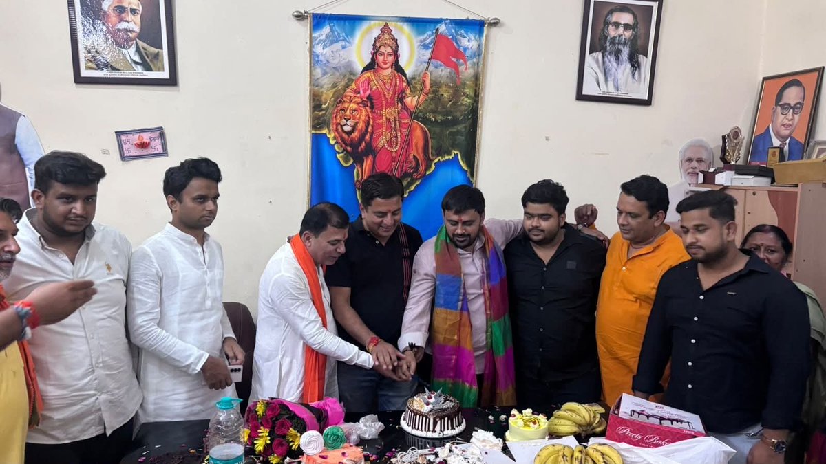 gauravkharibjp's tweet photo. कल उत्तर पूर्वी जिला युवा मोर्चा के जिला अध्यक्ष भाई श्री दीपक चौधरी जी एवं पूर्व जड़ौदा भाजपा मंडल अध्यक्ष भाई श्री चंद्र धवन जी का जन्मदिन पूरी टीम के साथ हर्षोल्लास से मनाया।

इस अवसर पर जड़ौदा एवं सरनगर के समस्त भाजपा कार्यकर्ता उपस्थित रहें। सभी साथियों ने दोनों भाइयों को जन्मदिन की हार्दिक बधाई एवं शुभकामनाएँ दीं और उनके उत्तम स्वास्थ्य, सुख-समृद्धि एवं उज्ज्वल भविष्य की मंगलकामना की।

प्रभु श्रीराम जी से प्रार्थना है कि दोनों भाई निरंतर जनसेवा एवं संगठन के कार्यों में आगे बढ़ते रहें और नई ऊँचाइयाँ प्राप्त करें।

#BJP4Delhi #YuvaMorcha 
#Gauravkhari