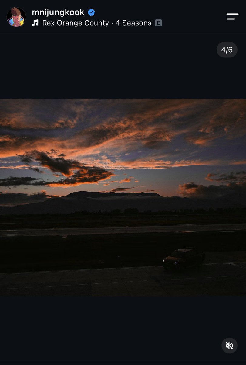 JKJMKEEPGOING's tweet photo. JUNGKOOK POSTED THE ZOOMED VERSION OF THE SKY JIMIN POSTED! 

And by the way, before some of you start barking, Jimin posted the sky FIRST. Jungkook posted AFTER him!

So please, keep your hands rested, keep your thoughts to yourself, and don't start with the nonsense. Thank you! 🩶