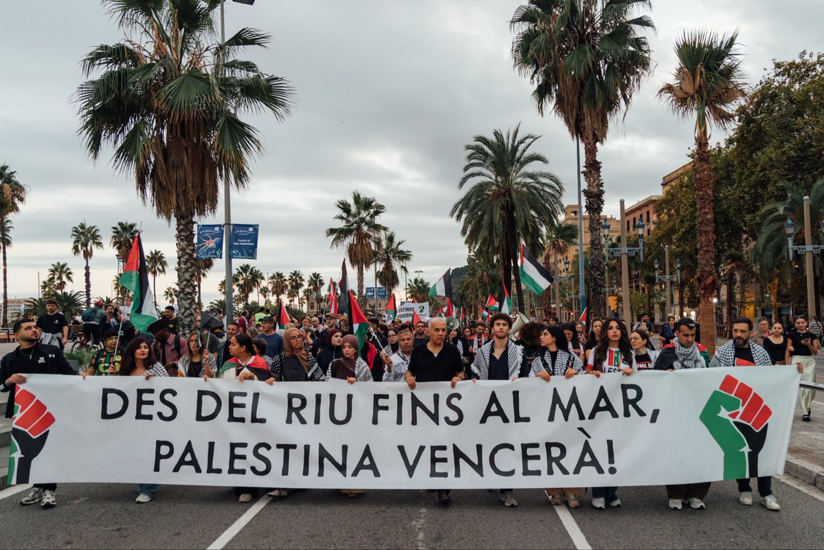 anticapiCat's tweet photo. Ens volem vives, lliures i diverses. Advoquem per la llibertat dels pobles, i per revertir les relacions colonials persistents fins al dia d'avui. Ahir, 12-O, ho vam manifestar al carrer.

La revolució serà antiracista i antiimperialista o no serà🔥 https://t.co/MYl8vKyBLC