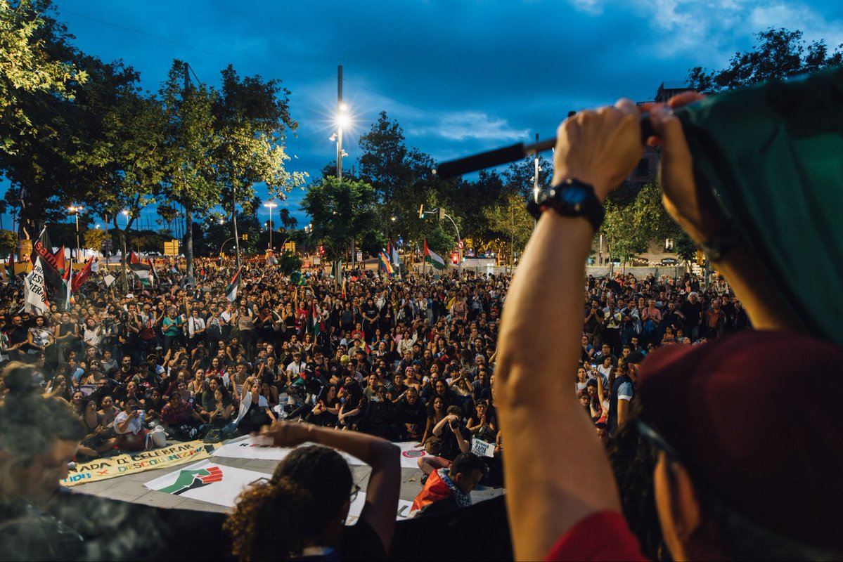 anticapiCat's tweet photo. Ens volem vives, lliures i diverses. Advoquem per la llibertat dels pobles, i per revertir les relacions colonials persistents fins al dia d'avui. Ahir, 12-O, ho vam manifestar al carrer.

La revolució serà antiracista i antiimperialista o no serà🔥 https://t.co/MYl8vKyBLC