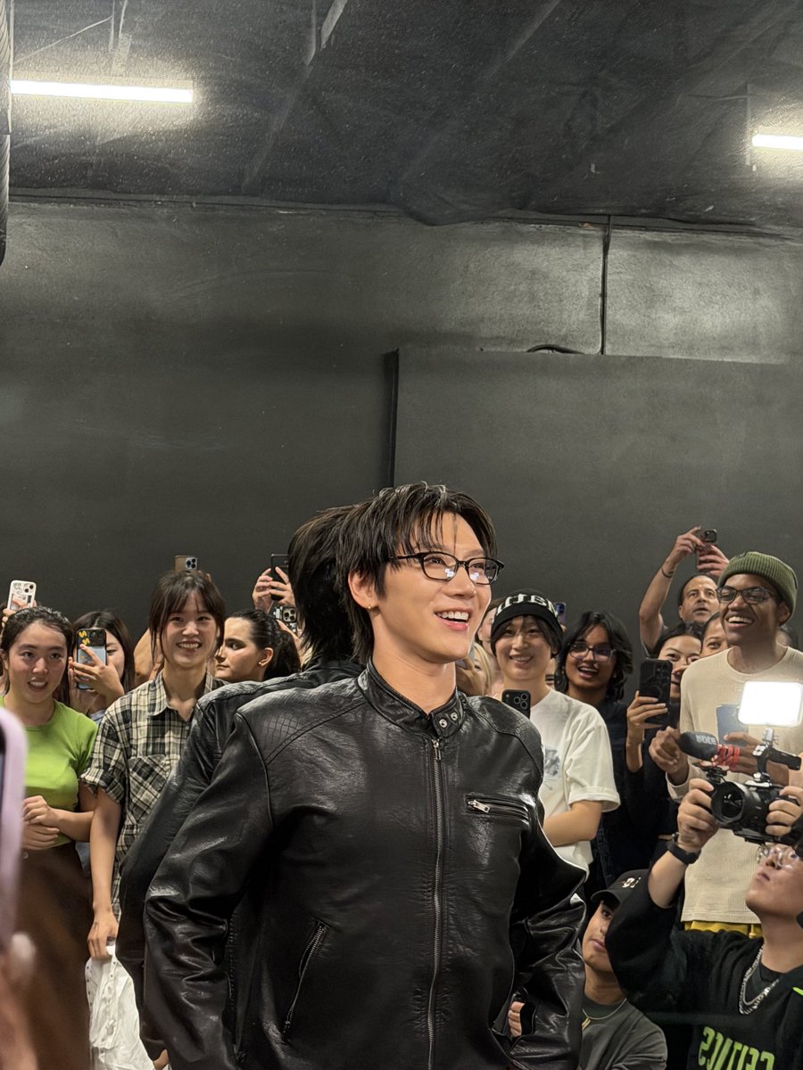 sheelastudios's tweet photo. wtf do u mean THE TEN LEE SAID HI TO ME i got a dance class and free tickets to the concert,, best $20 spent everrrr https://t.co/NeUZS4JOYu