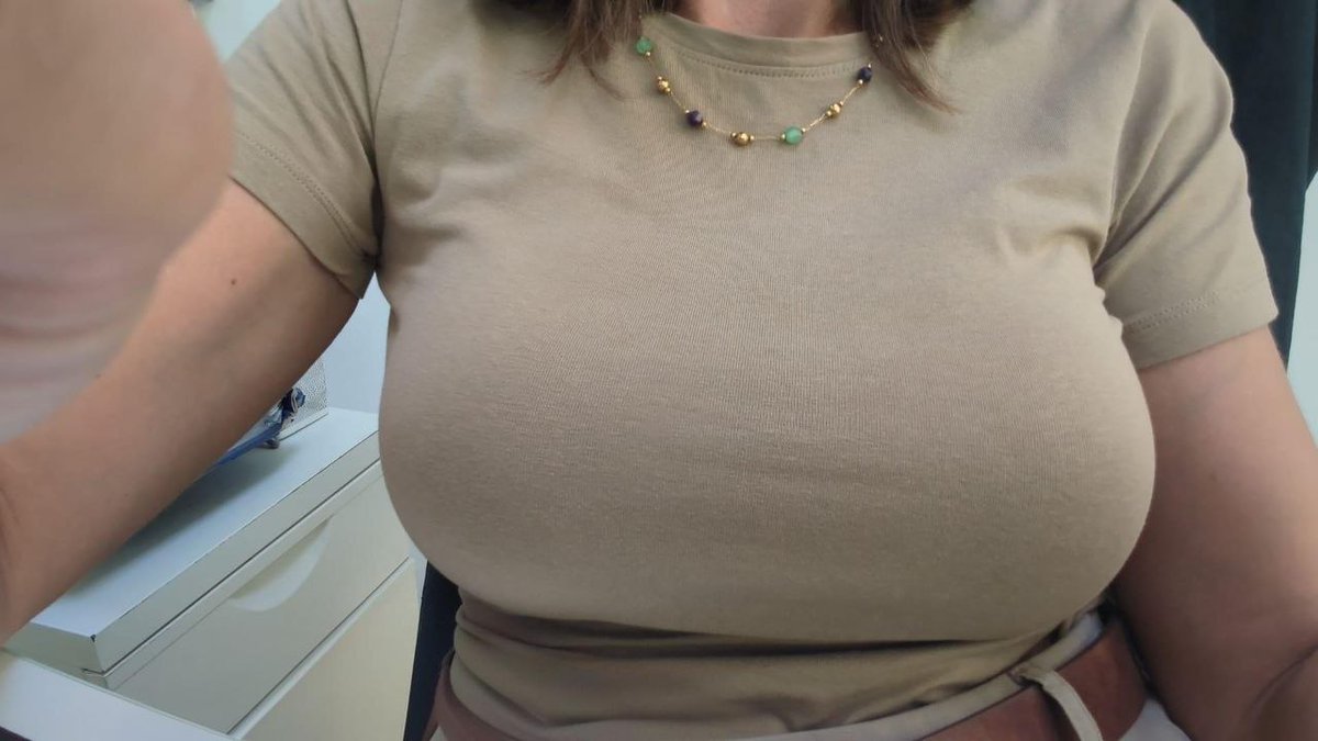 Ladyfortytwo83's tweet photo. @snowisflakess big is better ahahahah #TittyTuesday https://t.co/oxhJ2ptRmF
