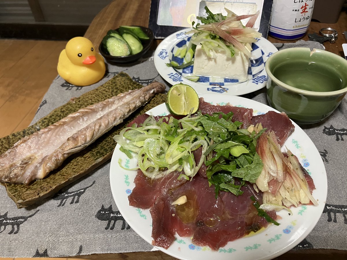 mmnkmrt's tweet photo. かつおカルパッチョ
ハラモ塩焼き
冷奴
糠漬けきゅうり
すだちで爽やかにがっつり飲む！
今日も一日お疲れ様でした〜🙀
#晩酌 https://t.co/dwdgUivkTJ