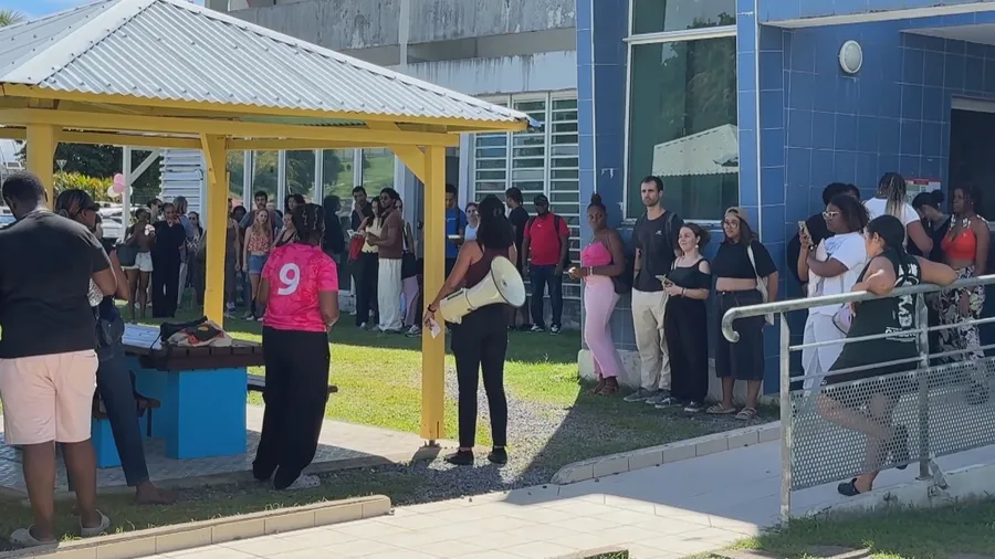 la1ere's tweet photo. ✊ Mobilisation lycéenne : en Guadeloupe, les étudiants rejoignent le mouvement avec des revendications similaires

👉 https://t.co/qmO2o8wOHe https://t.co/KRNIHOrJmX