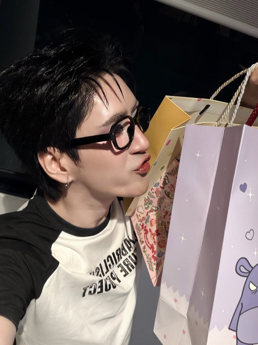yj_mamark's tweet photo. ต้าฟ้าเมื่อวานสวยม๊ายยย ขอบคุณของขวัญทุกชิ้นเลยน้าคับ เมื่อวานคนต่อแถวคุยด้วยเยอะมากเลยง่ะ ไม่เคยเยอะเท่านี้เลย รักทุกคนมากๆคับ ขนมอร่อยมาก อยากเจอทุกคนงานหน้าแล้ว คิดถึงน้า รักๆ yuniez คับ #MARK_Y2Z #Y2Z #MARKanuphan https://t.co/3zFocgAXRF