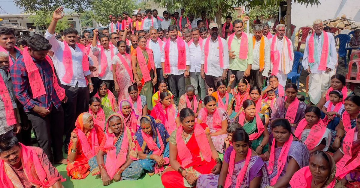 JohnsonKTRS's tweet photo. కేసీఆర్ గారి నాయకత్వమే తెలంగాణకు శ్రీరామరక్ష.. మళ్లీ కేసీఆర్ నాయకత్వమే కావాలంటున్న ప్రజలు! ✊

ఇంద్రవెల్లి మండలం అంజి గ్రామానికి చెందిన పలువురు యువకులు, మహిళలు బీఆర్ఎస్ పార్టీలో చేరారు. ఈ సందర్భంగా వారికి గులాబీ కండువాలు కప్పి పార్టీలోకి ఆహ్వానించడం జరిగింది.

తెలంగాణ రాష్ట్రాన్ని సాధించిన కేసీఆర్ గారి నాయకత్వంలో సంక్షేమం, అభివృద్ధికి పెద్దపీట వేసిన బీఆర్ఎస్ పార్టీపై ప్రజలకు ఉన్న నమ్మకాన్ని ఈ చేరికలు మరోసారి చాటిచెబుతున్నాయి.

కాంగ్రెస్ ప్రభుత్వ పాలనలో గ్రామీణ ప్రాంతాల్లో ప్రజా సమస్యలు పేరుకుపోతున్నా పట్టించుకునే నాథుడే లేడని, కేసీఆర్ పాలనలో అభివృద్ధి దిశగా సాగిన గ్రామాలు నేడు నిర్లక్ష్యానికి గురవుతున్నాయని ప్రజలు ఆవేదన వ్యక్తం చేస్తున్నారు.

రాబోయే రోజుల్లో కేసీఆర్ గారిని మళ్లీ ముఖ్యమంత్రిగా చూడాలన్న ప్రజల ఆకాంక్షకు అనుగుణంగా, బీఆర్ఎస్ పార్టీ బలోపేతానికి ప్రతి ఒక్కరం కలిసికట్టుగా పనిచేస్తూ, ప్రజా సమస్యలపై నిరంతరం పోరాడి ప్రజలకు అండగా నిలుద్దామని పిలుపునివ్వడం జరిగింది.
@KCRBRSPresident @KTRBRS @BRSparty 
#kcronceagain #brsparty #Khanapur #Indravelli #telangana