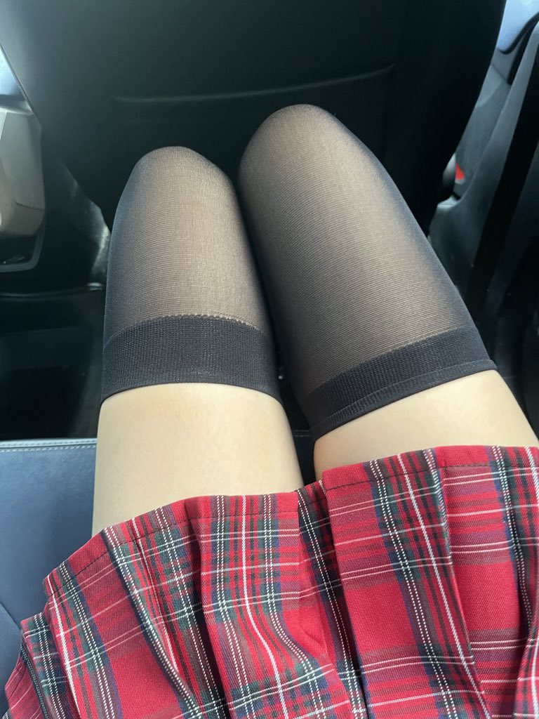 Baichenlove's tweet photo. 穿老公买的衣服上班中，美甲也是老公报销的，我简直是世界上最幸福的人啊☺️☺️☺️ https://t.co/eRjXKStov9
