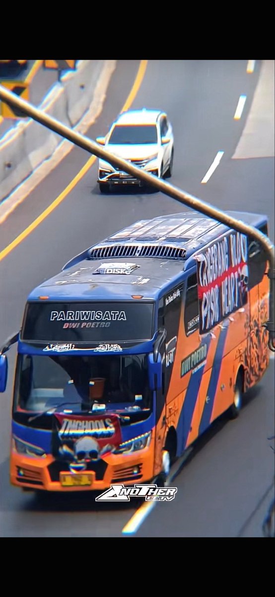 asgud__'s tweet photo. nihhh ladss bus TNG HOOLSGRAM yg narasi liarnya seolah2 vidio tersebut nyerang bis epa padahal jelas supporter vs supporter. hadehh🤣🤣 https://t.co/1to1Yk3MAO