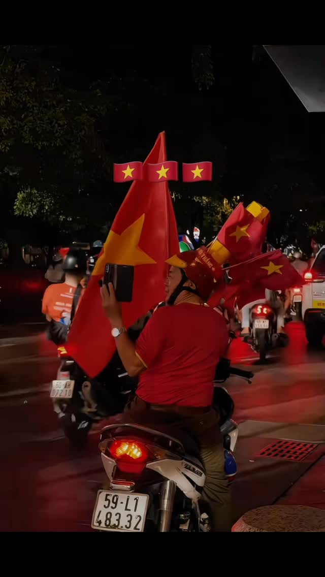 AryadnaTran2011's tweet photo. Everyone: GET ON THE MOTORBIKE. A football celebration in Vietnam means flags flying, horns blaring, and streets packed. Welcome to Vietnamese football culture. https://t.co/bu9Anhac4A