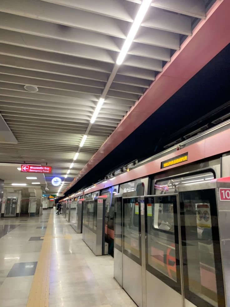 jasmeenxp2i's tweet photo. @andylandsberger @PMOIndia Visited NYC last year, and honestly, Times Square was the only place that impressed me. The rest was underwhelming, especially the subway 🤢 Genuinely one of the worst metro experiences I’ve ever had.

And for comparison, these are New Delhi Metro stations — aka our subway. 🇮🇳 https://t.co/ypOveQD88y