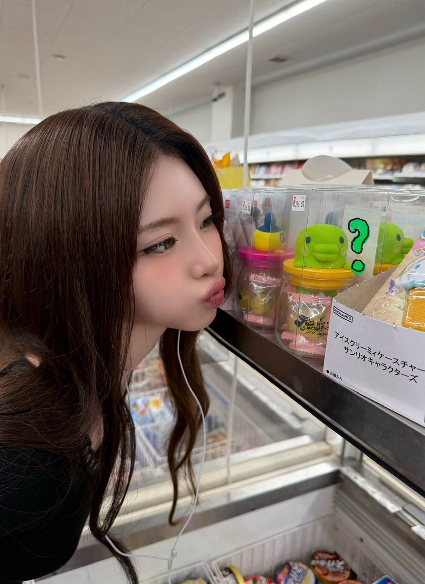haumeoww's tweet photo. 캐릭터처럼 생긴 여자아이가 캐릭터랑 투샷찍은거 짱귀다 진짜💕 #하음 https://t.co/fLaOuxzGKp