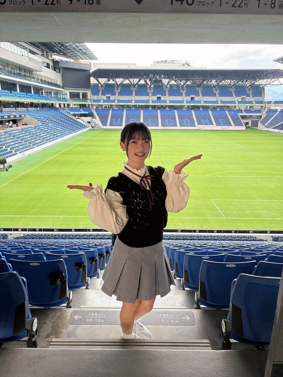 flavor_TM's tweet photo. せっなくこんなにお洒落をしているんだから出かけるだろうよぉい

長崎スタジアムシティ🏟️✨
とにかく広くて、1泊2日の旅がシティ内で全て事足りたのが衝撃でした…！

試合がない日はサッカースタジアムが開放されているようで⁉️
長崎V・ファーレンのマスコットキャラ、ヴィヴィくんも沢山いましたよ https://t.co/S4IRTP1hu8