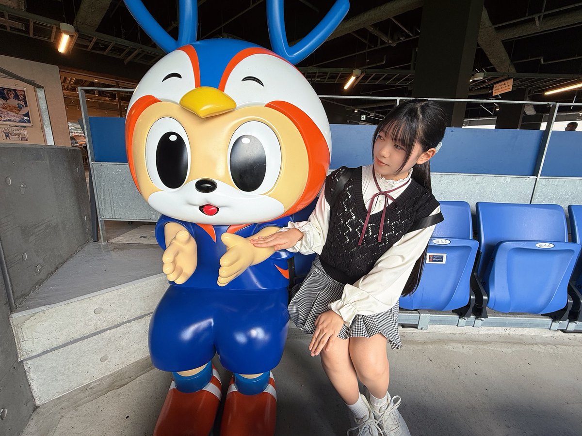 flavor_TM's tweet photo. せっなくこんなにお洒落をしているんだから出かけるだろうよぉい

長崎スタジアムシティ🏟️✨
とにかく広くて、1泊2日の旅がシティ内で全て事足りたのが衝撃でした…！

試合がない日はサッカースタジアムが開放されているようで⁉️
長崎V・ファーレンのマスコットキャラ、ヴィヴィくんも沢山いましたよ https://t.co/S4IRTP1hu8