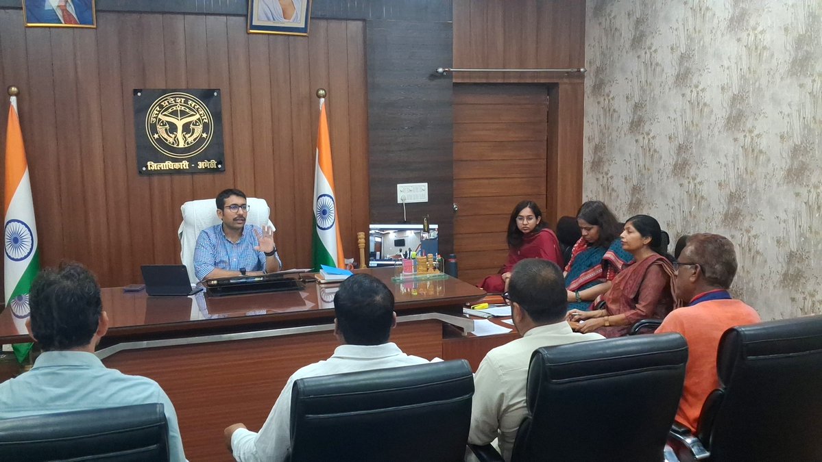 DmAmethi's tweet photo. 🗳️ लोकतंत्र की मजबूती का आधार—हर पात्र मतदाता की मतदाता सूची में भागीदारी!

जनपद अमेठी में निर्वाचक नामावलियों के विशेष प्रगाढ़ पुनरीक्षण-2026 को प्रभावी बनाने हेतु जिला निर्वाचन अधिकारी/जिलाधिकारी श्री शशांक चौधरी ने मान्यता प्राप्त राजनीतिक दलों के प्रतिनिधियों के साथ बैठक कर अभियान की सफलता के लिए आवश्यक दिशा-निर्देश दिए।
📌 18 एवं 25 अक्टूबर 2026 को जनपद के सभी 1632 बूथों पर विशेष कैंप आयोजित होंगे।
बैठक में डीएम ने निर्देशित किया कि— 🔹 मतदाता सूची में नाम दर्ज कराने से छूटे पात्र नागरिकों की पहचान कर उनका पंजीकरण सुनिश्चित कराया जाए। 🔹 पहली बार मतदाता बनने वाले युवाओं को जागरूक कर मतदाता सूची में नाम जुड़वाने के लिए प्रेरित किया जाए। 🔹 राजनीतिक दलों के बूथ लेवल एजेंट (BLA), बूथ लेवल अधिकारियों (BLO) के साथ समन्वय स्थापित कर अभियान को गति दें। 🔹 प्रत्येक पात्र नागरिक को मतदाता सूची में अपना नाम जांचने तथा नाम दर्ज न होने पर निर्धारित प्रक्रिया के तहत आवेदन करने के लिए जागरूक किया जाए।
जिलाधिकारी ने स्पष्ट किया कि प्रत्येक पात्र नागरिक का नाम मतदाता सूची में शामिल कराना और किसी को भी मताधिकार से वंचित न रहने देना प्रशासन की प्राथमिकता है।
आइए, जागरूक मतदाता बनें और लोकतंत्र को और अधिक सशक्त बनाने में सहभागी बनें।
@ECISVEEP @ceoup