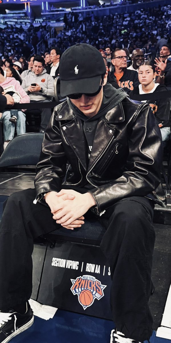 sskngntuk's tweet photo. “how to look hot without even trying?”
mark lee: https://t.co/Huf8CMCNF0