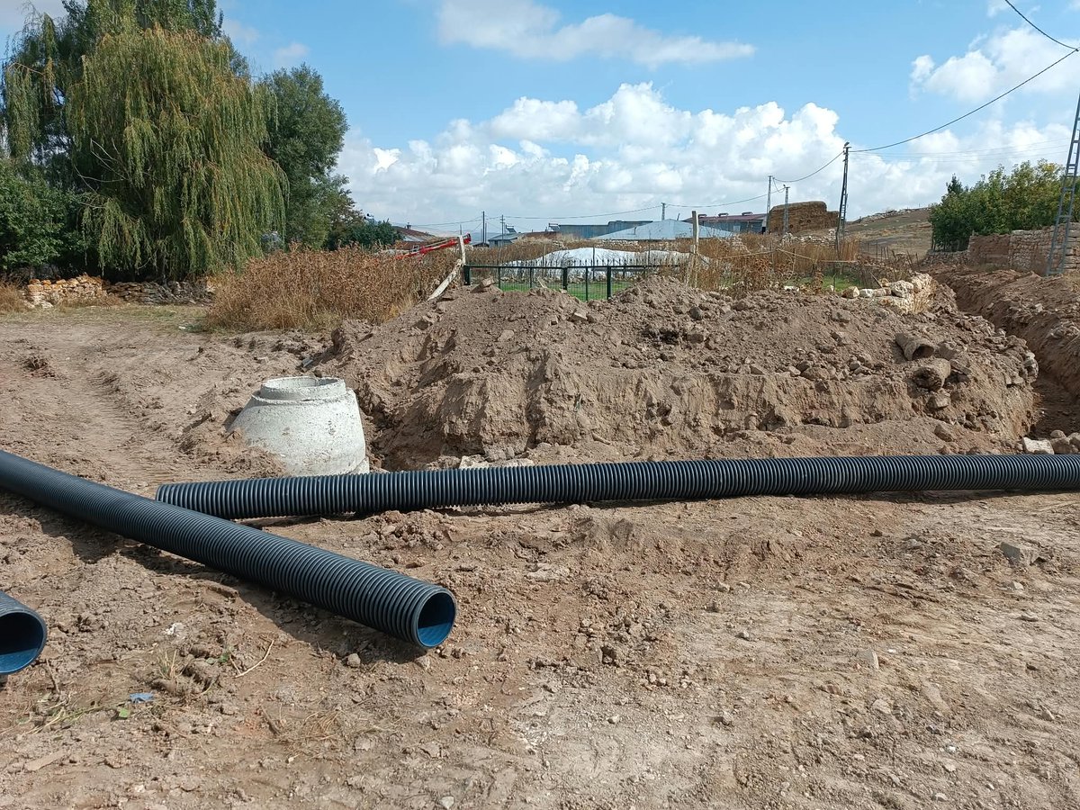 ozelidaresivas's tweet photo. 🚧 Ulaş’ta Altyapı Çalışmaları Devam Ediyor

Ulaş ilçemizde kanalizasyon hatlarının yenilenmesi çalışmaları, Sivas İl Özel İdaremiz tarafından aralıksız sürdürülüyor. 🛠️ https://t.co/sZYC9LDRyW