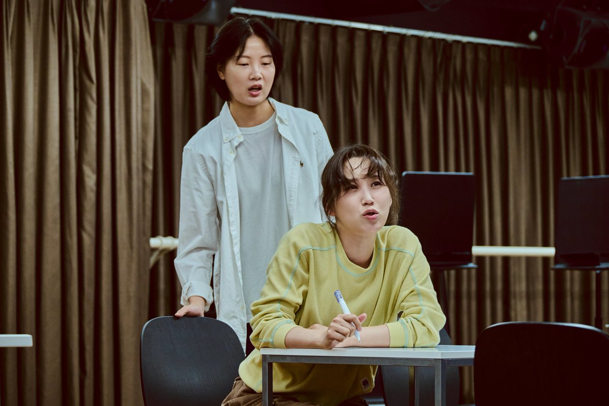 DoosanArtCenter's tweet photo. ㅡ DAC Artist 이경헌

이경헌 극작가 자살 사별자 3부작의 마지막
연극 <빈자리 없음>

📸 #빈자리없음 #연습스케치

"어떤 대상을 향해 한없이 가까워졌는데...
... 본질은 완전히 다른 것일지도 모른다는 말이잖아?"

✼ 티켓 예매: 두산아트센터 홈페이지, NOL 티켓

—
DAC Artist 이경헌
연극 <빈자리 없음>
10.28 - 11.15
두산아트센터 Space111