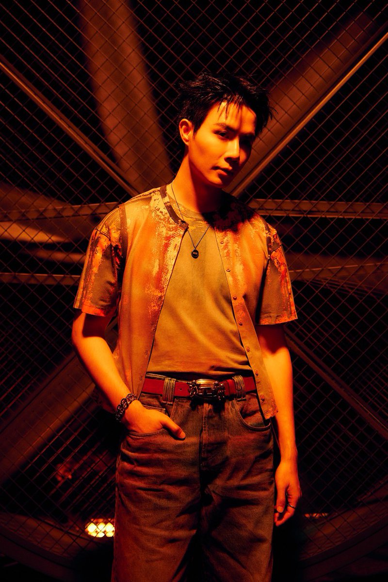 HO_myuniverse's tweet photo. 결과를 바라고 일을 하는 것은 아니지만 늘 목표와 성과가 원동력이 되고 다음으로 이어진다는 것을 알고 있기 때문에 이러한 결과를 기다리고 좌우되는 것은 어쩔 수 없는 일인 것 같습니다.

숫자에 둘러싸여 살아가고, 늘 결과로 말해야 하는 자리에서 일하지만, 막상 그 숫자가 기적이 되어 돌아올 때면 늘 머리를 들 수 없을 만큼 벅찬 감사함에 젖어듭니다.

기회가 찬스가 되고, 그 찬스가 더 큰 내일로 이어질 수 있었던 건 각 미디어 관계자분들의 열정어린 관심과 언제나 뜨거운 사랑으로 아티스트의 곁을 지켜준 분들 덕분입니다. 

밀라노의 거리를 눈부시게 물들인 저 찬란한 기록은 오롯이 아티스트의 끝이 없는 노력과 그를 아끼는 분들의 응원이 만들어낸 진정한 결실입니다🙏

진심으로 감사드립니다.

ZEE PRUK MFW 2027
#DIESELxZEEPRUK
#JILSANDERxZEEPRUK