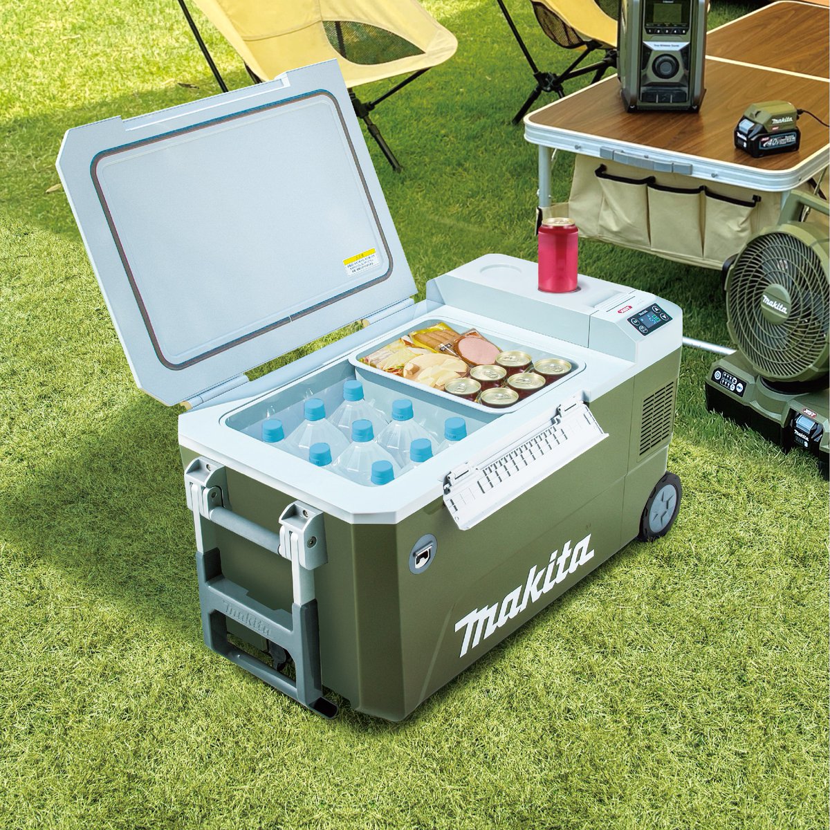 makita_jp_'s tweet photo. ◤━━━━━━━━━━◥
工具だけじゃない！
🔋マキタの充電製品🔋
◣━━━━━━━━━━◢

マキタといえば電動工具のイメージが強いかもしれませんが、実は工具以外にも同じバッテリで使えるさまざまな充電製品を展開しています。

例えば…

🔹お掃除に便利な充電式クリーナ
🔹行楽やアウトドアで活躍する充電式保冷温庫
🔹日常から防災まで幅広く使える充電式ワークライト
🔹落ち葉掃除に便利な充電式ブロワ

など。

これからの季節に活躍する製品も多数ラインナップしています🍂

詳しくはマキタホームページの製品一覧をチェック👇
https://t.co/C1pWAHmxWo

※使用できるバッテリは製品により異なります。詳しくは各製品ページの「バッテリ、充電器」をご確認ください。

#makita #マキタ