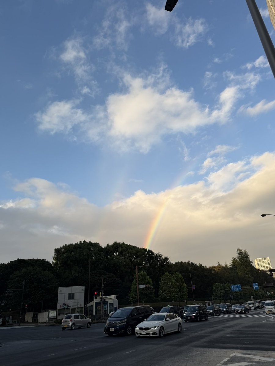 pizzaguy_mo's tweet photo. 赤坂離宮の方から綺麗なダブル虹が出とる
左にもうっすら https://t.co/8bx2seUPnZ