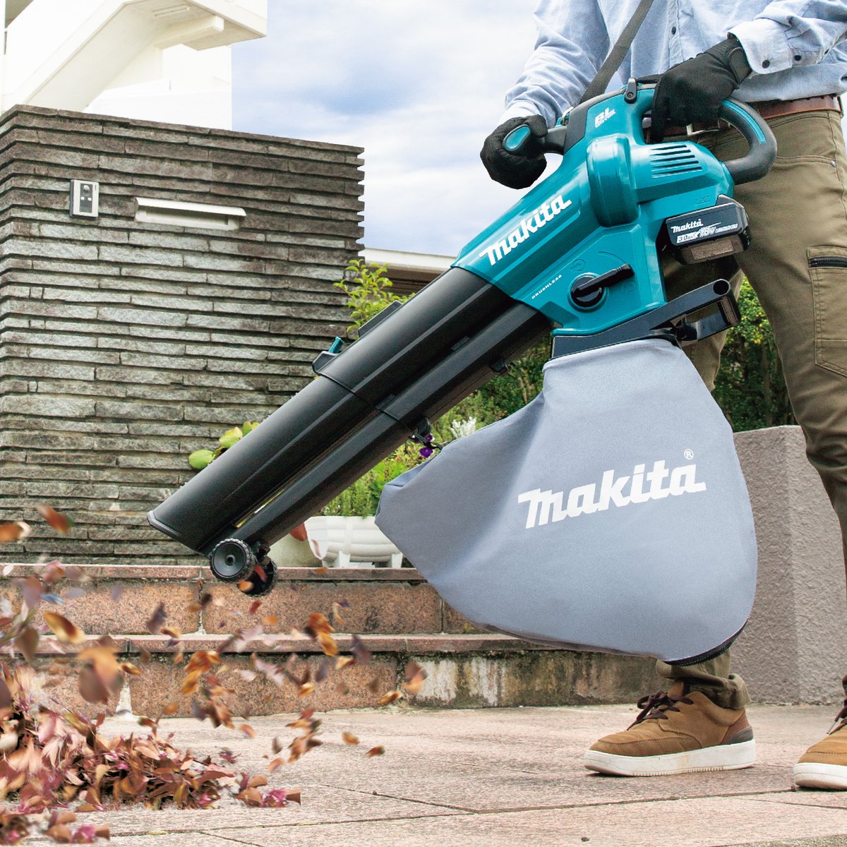 makita_jp_'s tweet photo. ◤━━━━━━━━━━◥
工具だけじゃない！
🔋マキタの充電製品🔋
◣━━━━━━━━━━◢

マキタといえば電動工具のイメージが強いかもしれませんが、実は工具以外にも同じバッテリで使えるさまざまな充電製品を展開しています。

例えば…

🔹お掃除に便利な充電式クリーナ
🔹行楽やアウトドアで活躍する充電式保冷温庫
🔹日常から防災まで幅広く使える充電式ワークライト
🔹落ち葉掃除に便利な充電式ブロワ

など。

これからの季節に活躍する製品も多数ラインナップしています🍂

詳しくはマキタホームページの製品一覧をチェック👇
https://t.co/C1pWAHmxWo

※使用できるバッテリは製品により異なります。詳しくは各製品ページの「バッテリ、充電器」をご確認ください。

#makita #マキタ