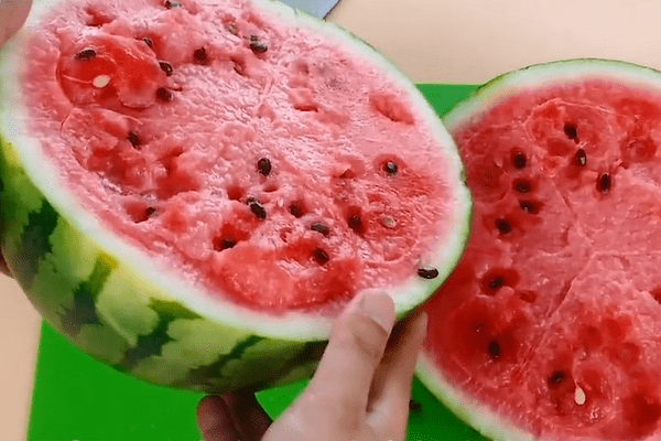 LydiaBenedgvnr's tweet photo. 夏のスイカの瓤が冷たくて最高だ。今日はスイカを食べに行こう。、 https://t.co/8M9G7YSIAD