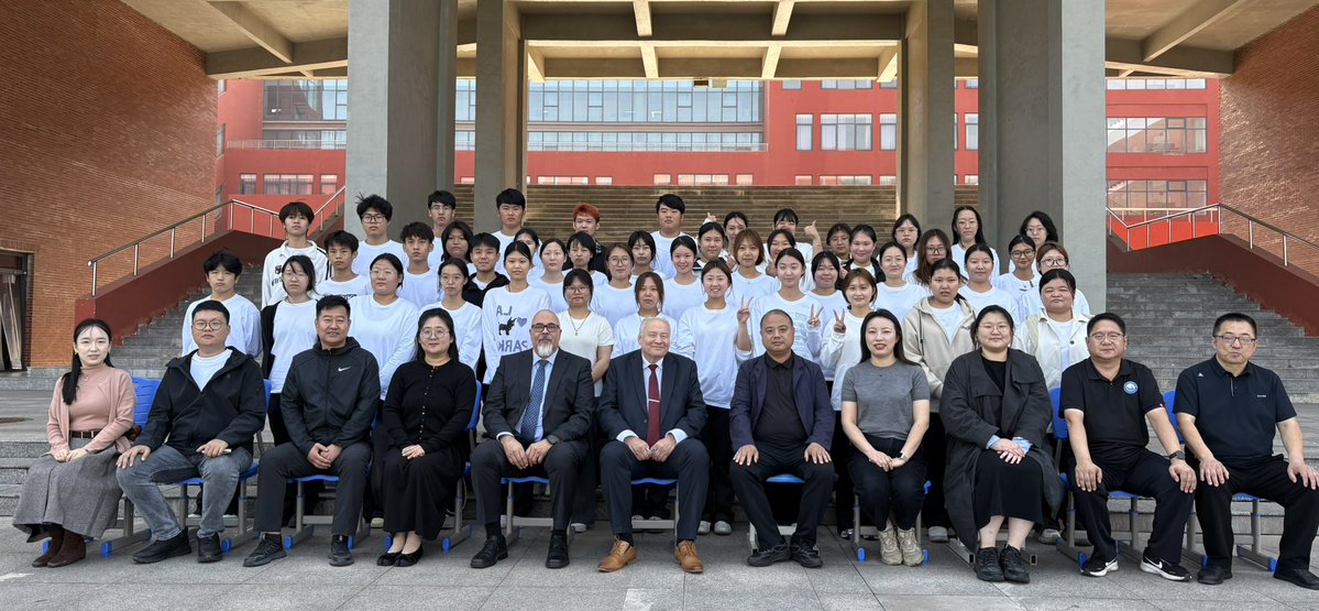 JOUKOSK's tweet photo. Oli hienoa tavata uusia opiskelijoitamme Kiinan Handanissa. Heidän upealla kotikampuksellaan oli näyttävästi esillä menestyviä opiskelijoita. Tavoitteena on, että korkeakoulumme käynnistää täälkä uuden yhteistyöohjelman ensi vuonna. #LaureaUAS @laureauas https://t.co/M3BkzN22jG