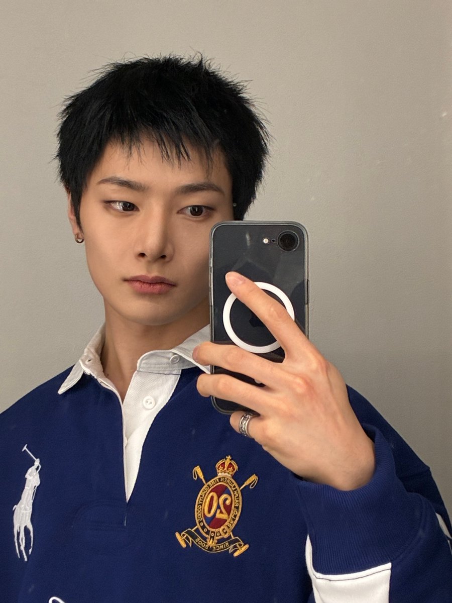 realskzoo's tweet photo. IN en 🫧
[261013/🇰🇷]

🦊: Pan hola ㅎㅎㅎ
🦊: Qué haces??
🧭: Estoy en clase.. ㅠㅠ
🦊: Qué duro ㅜㅠㅜ
🧭: Pensando en ti
🦊: Kyaa
🧭: Ya es otoño en Corea? 🍁
🦊: Sí, así es
🧭: Pensando con los ojos abiertos en cómo se ve Jeongin
🦊: Menos mal si puedes recordarlo/imaginarlo.
🧭: Hola Jjeongin-ah, qué hace nuestro bebé?
🦊: Terminé mi horario y acabo de regresar de hacer ejercicio ㅎㅎㅎ
🧭: Dame una selfie que me dé fuerzas 🥲🥲
🦊: Debería hacerlo?? ㅎㅎㅎ
🦊: Me gusta mucho que el clima se esté refrescando
🦊: Ahora debo ir preparando mi OOTD de otoño también
🦊: 📸×2
🦊: Ha empezado el otoño.
🦊: Debería vestirme de forma divertida ㅎㅎㅎ
🦊: Que pases bien lo que queda del día ㅎㅎㅎ
🦊: Volveré otra vez ㅎㅎㅎ t/n
🦊: T/n pan adiós ㅎㅎㅎ