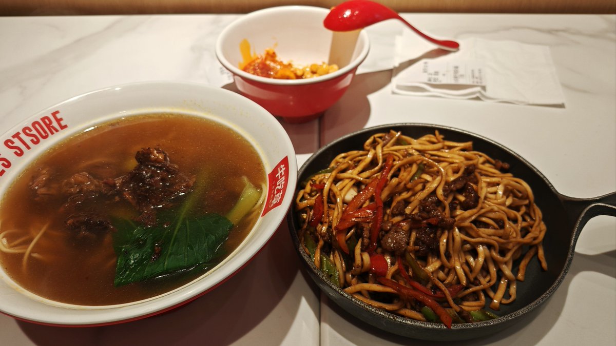 lyxiaapiphto's tweet photo. [今日は食堂で脂っこい味の料理を食べ過ぎて、胃が重い… 早めに休憩して財布も健康も整えなきゃ！] https://t.co/RRVUA3njEa