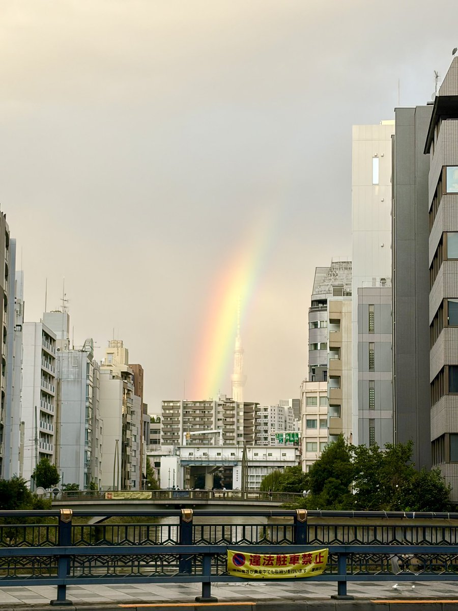 soramam2011's tweet photo. スカイツリーと虹🌈 https://t.co/5dNvIPDuTw