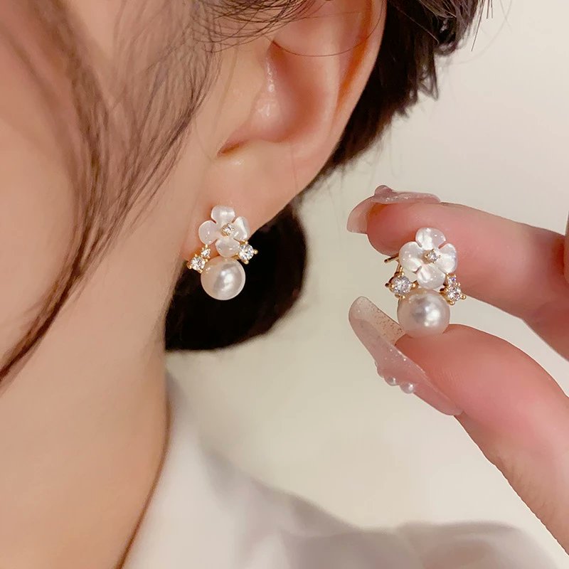 cocotebah's tweet photo. being a girl is so funny karena bisa sehappy itu cuma gara gara nemu anting bentuk bunga 😭🌷
dan masalahnya bukan cuma satu yg lucu... aku nemu BANYAK ini gimana ceritanya mau hemat https://t.co/hFHnieiGWG