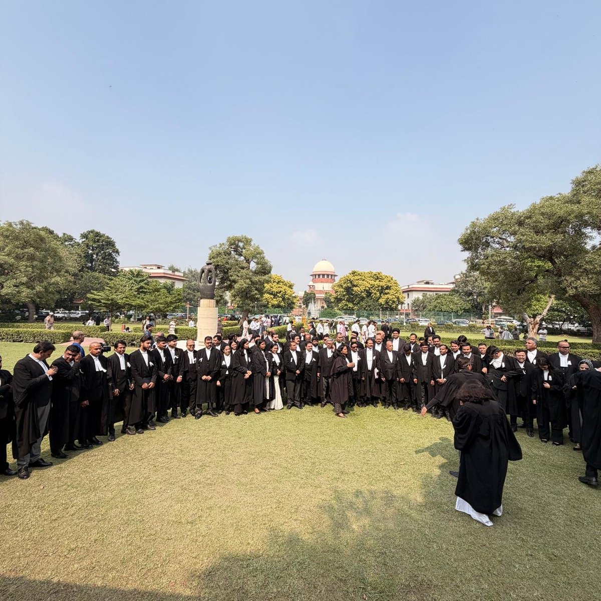 LiveLawIndia's tweet photo. Members from Supreme Court Bar Association and Supreme Court Advocates on Record Association gathers at media park in solidarity with the bars who were reportedly mistreated by the police during the ongoing CEC protests. 

They observed a minutes silence at 1:15 pm https://t.co/7tZ4HC7E1V