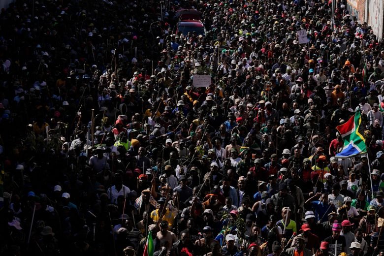 kawailam43's tweet photo. The violent protests in South Africa have exposed the cultural conflicts arising from economic difficulties, with Nigerians becoming the scapegoats for these issues  posing a severe test to African unity. https://t.co/svWTQI0oWA