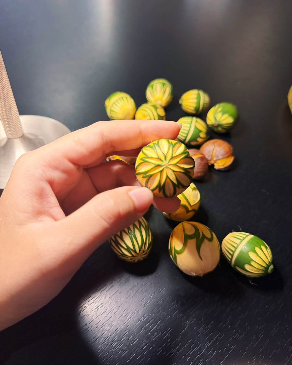 Flaviavmoura's tweet photo. Tỉa cau là nghệ thuật đỉnh cao, còn tôi gọt dưa hấu thì biến thành sinh tố. https://t.co/uOG2YWTS0V