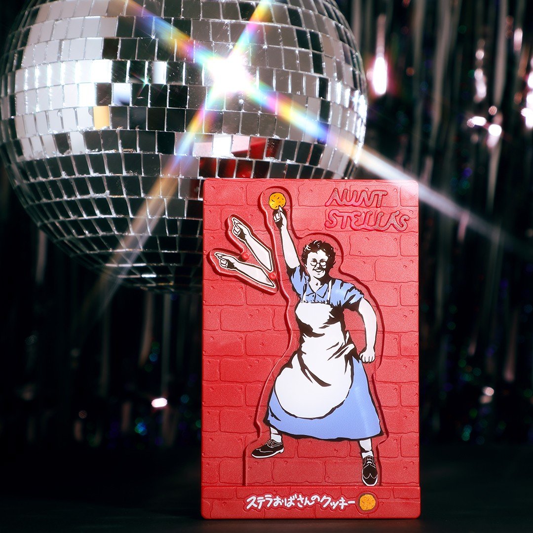 denfaminicogame's tweet photo. 「ステラおばさんのクッキー」“ダンシングステラ”のライトが付いてくる書籍が10月21日より発売。「ハリセンボン」近藤春菜さんのお墨付き
https://t.co/8KGkzWmOZK

ステラおばさんの手が3種類のモードで順番に点灯し、周囲を明るく照らすアクリルライト。台座を外せばアクスタとしても飾れちゃう https://t.co/5PEsOkzOmS