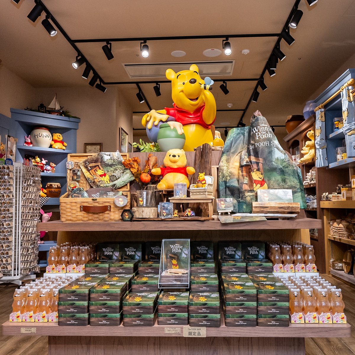 DtimesJP's tweet photo. まるでプーさんのおうち！
マリモクラフト「The POOH SHOP 東京駅 by marimo craft」
明日10月14日オープン
店内には限定グッズ・先行販売グッズなど種類豊富に並びます☆
詳細→https://t.co/1Y5LLGZXjR https://t.co/F1YmuCxXnz