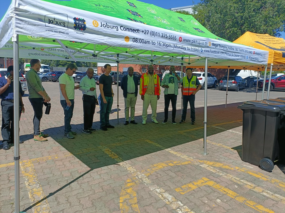 CleanerJoburg's tweet photo. Jozi! Out and About today ...Bin Distribution Campaign in Marlboro Sandton today! #RefNum #AccDeets #CopyID #OldorBrokenBin #LetsGooooo! #ReduceReuseRecycle @CityofJoburgZA @JackSekwaila @DadaMorero 🚛🧹♻️ https://t.co/Is6rz0vGf9