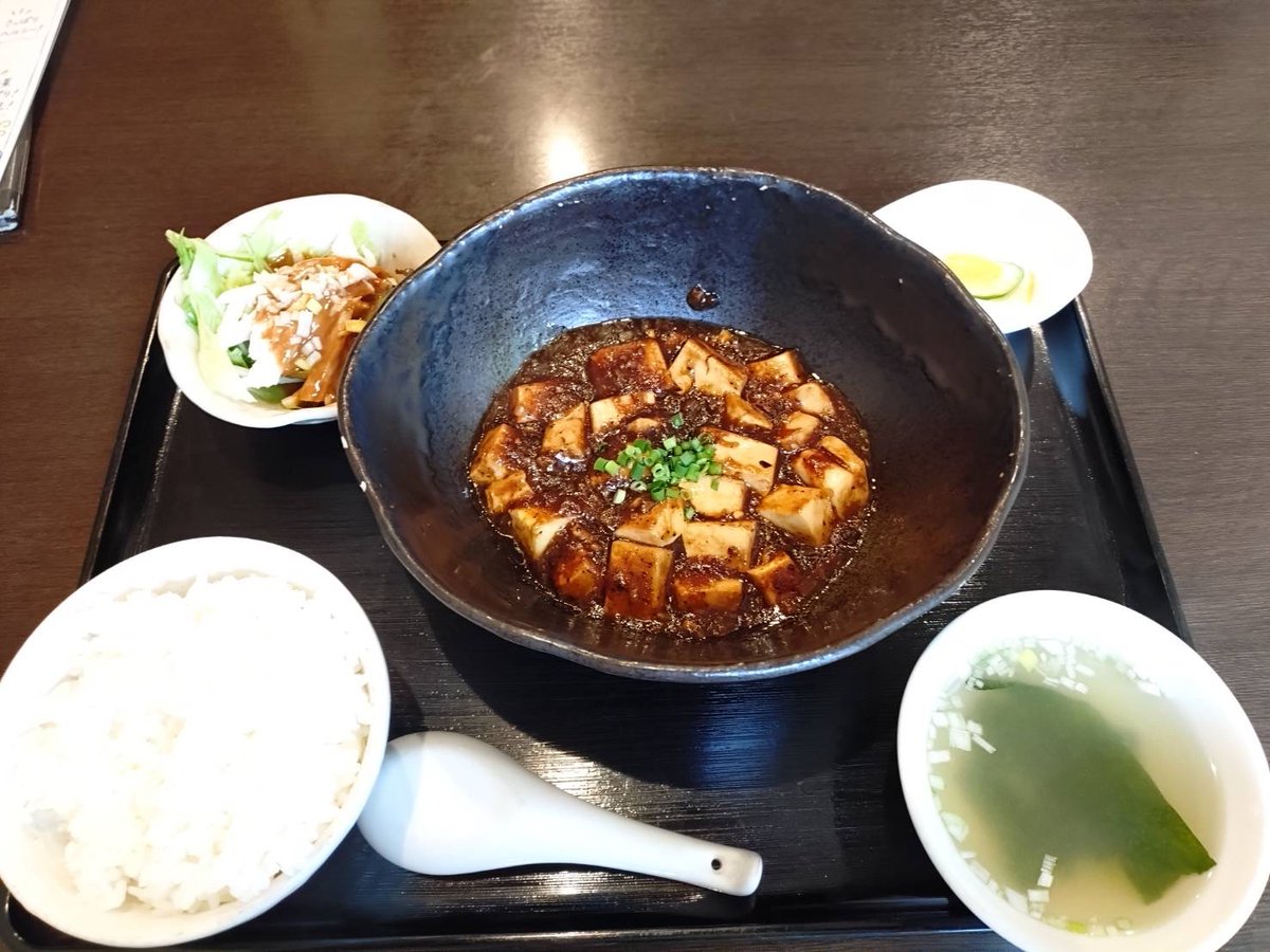 take___PARK's tweet photo. こんばんは🌓　
竹ノ塚店長のサーチK🔦です。

和食の次は中華！ということで
ランチに選んだいつものお店。
だいたいメニュー一巡してこれは
食べられない（苦手な食材あり）
もの以外は一周した後。

2回目敢行するならまずはごはん
との相性抜群な麻婆豆腐一択🍚
メニュー表じっくり見たけど
こういう時は直感がポイント。
素直に食べたいものを食べる、
それが吉に振れるタームかも。

さあ、明日もサーチ、サーチ🔍です！

#毎日探セ 
#毎日エンタメ 
#だけじゃない