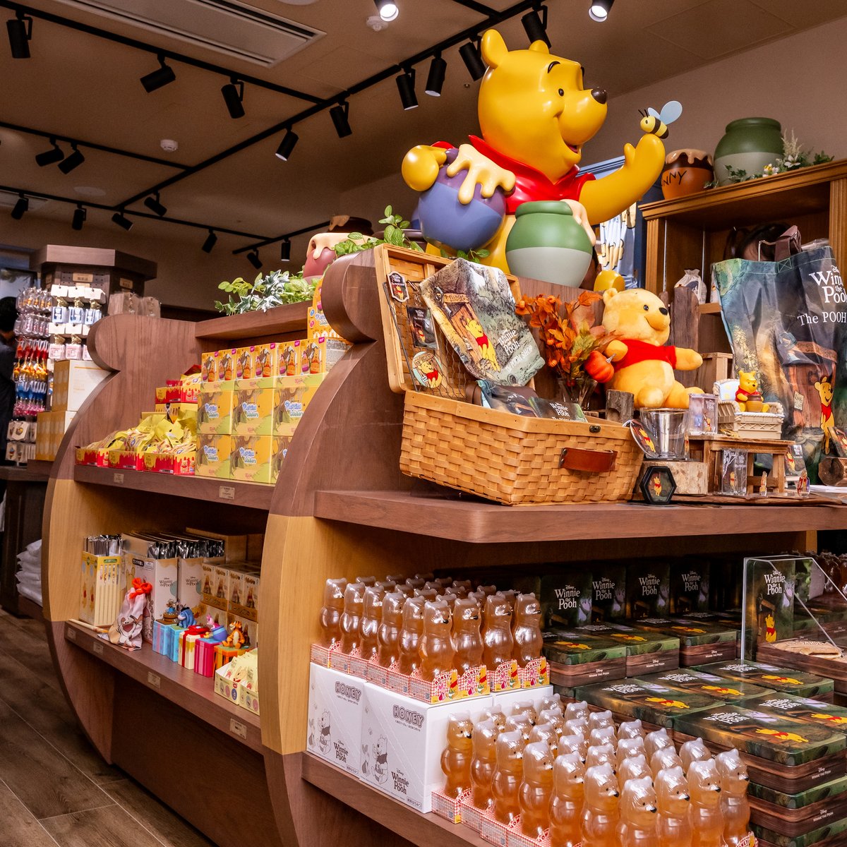 DtimesJP's tweet photo. まるでプーさんのおうち！
マリモクラフト「The POOH SHOP 東京駅 by marimo craft」
明日10月14日オープン
店内には限定グッズ・先行販売グッズなど種類豊富に並びます☆
詳細→https://t.co/1Y5LLGZXjR https://t.co/F1YmuCxXnz