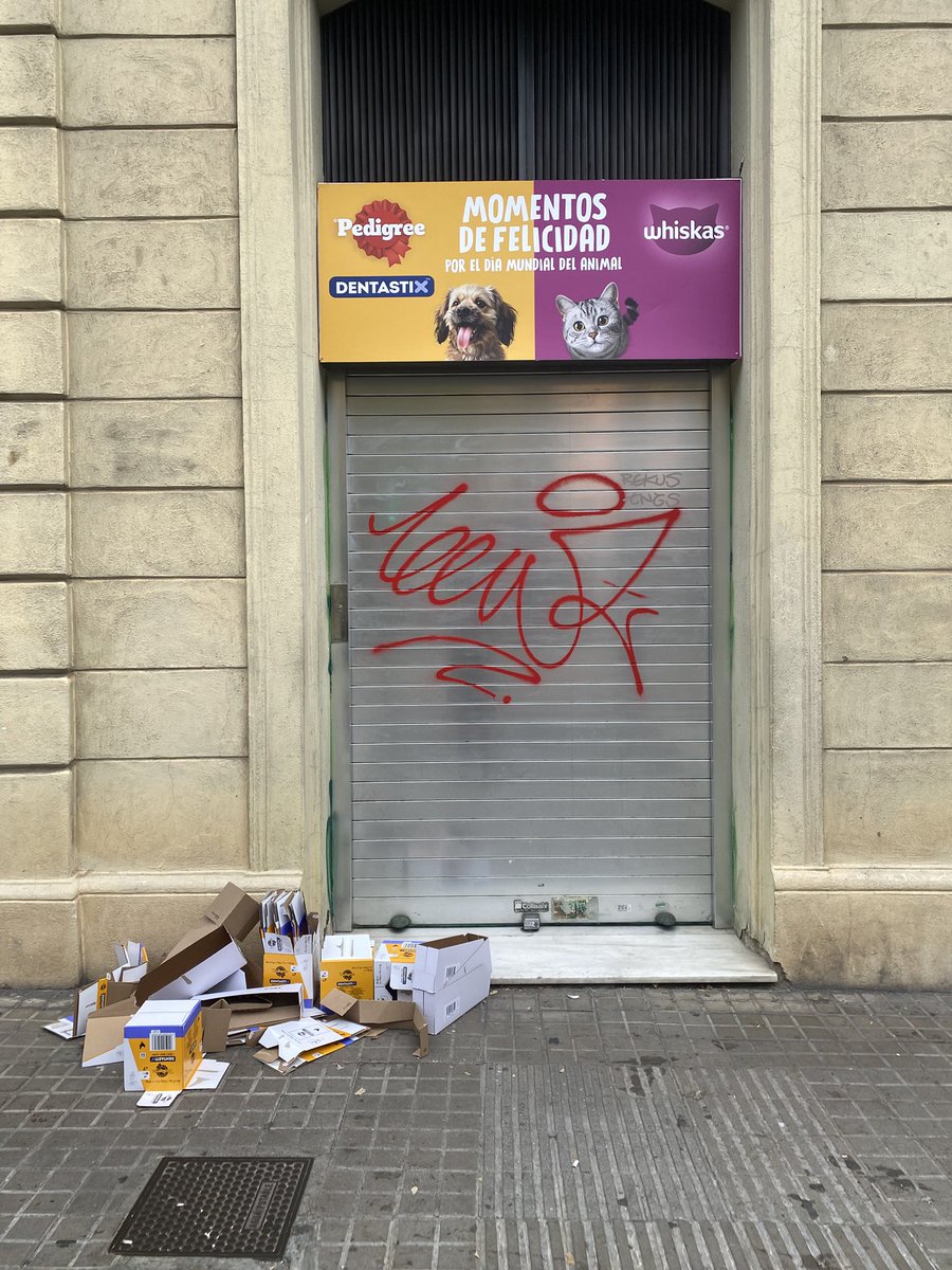 Cgriell's tweet photo. @Whiskas_ES ha montado un pop-up retail (una tienda efímera) en Rambla de Catalunya, que es un paseo comercial de Barcelona. Hoy estaba así la calle delante del comercio. ¡Vergüenza! https://t.co/W84X6Q19B3