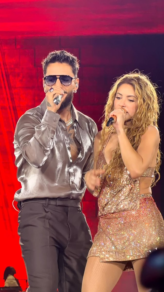 sweetycary's tweet photo. Shakira junto a Maluma cantando Agua durante su última fecha del tour en Madrid 😍 #shakira #shakiraenmadrid #eslatina https://t.co/Y4Xv4HlZeW