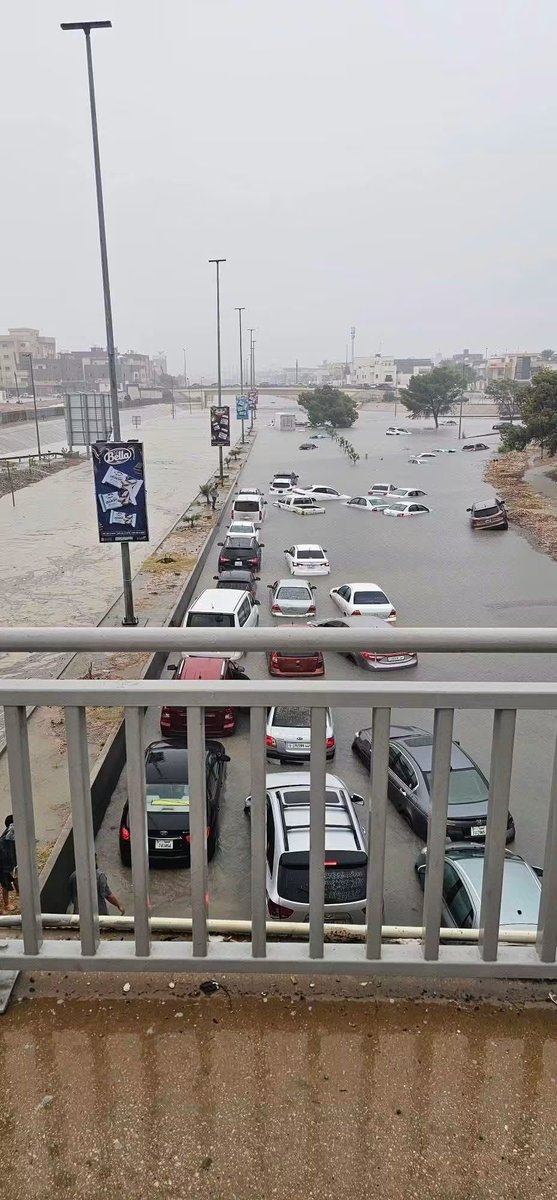 fawaselmedia's tweet photo. مياه الأمطار الغزيرة تغمر الطريق السريع في #طرابلس وتتسبب في غرق عدد من السيارات
#ليبيا #libya https://t.co/pBOpjku0FF