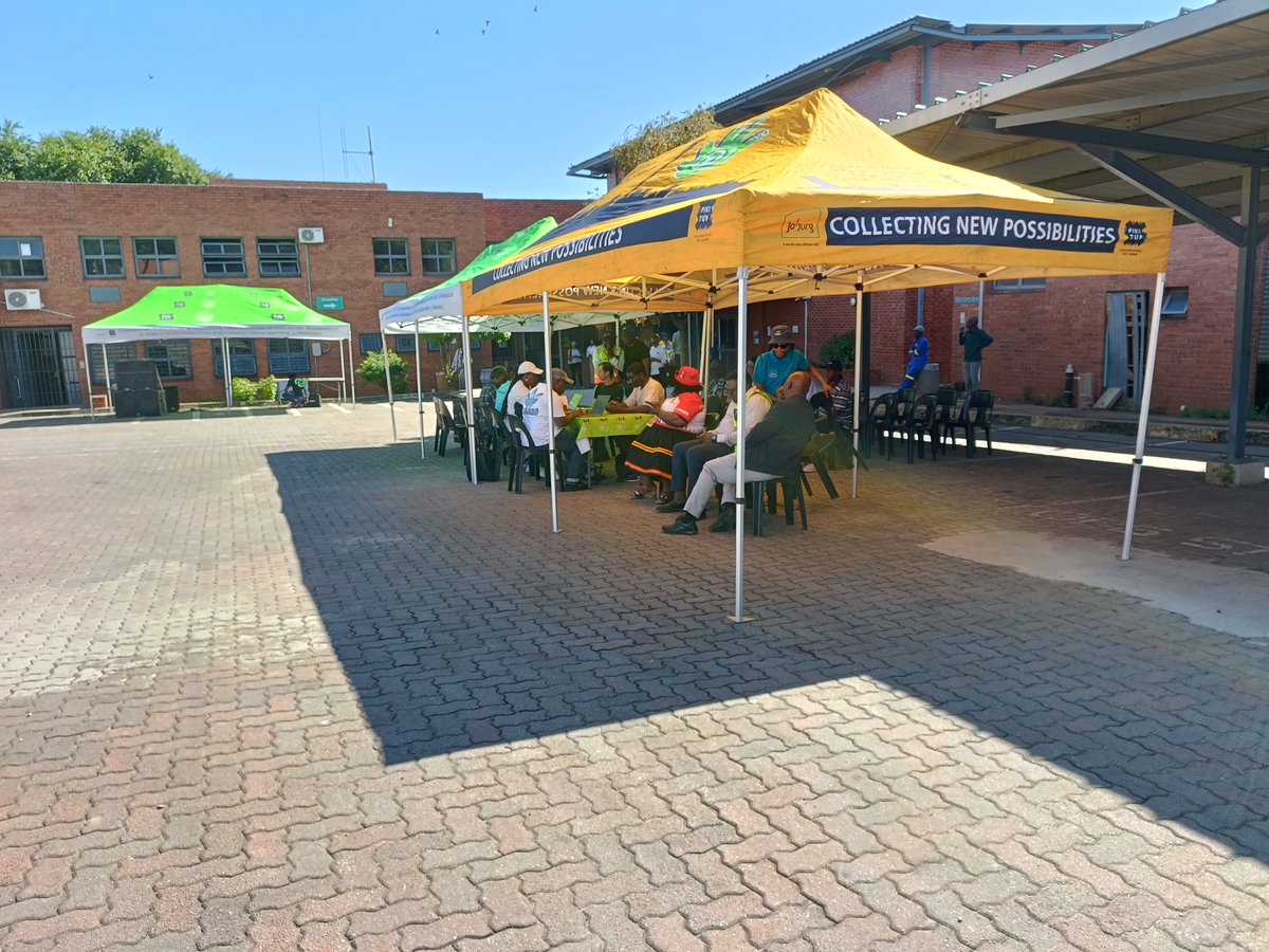 CleanerJoburg's tweet photo. Residents were called to the Marlboro depot to receive their bins during the bin distribution campaign @CityofJoburgZA @JackSekwaila @DadaMorero 🚛🧹♻️u https://t.co/GTxZBAIya4