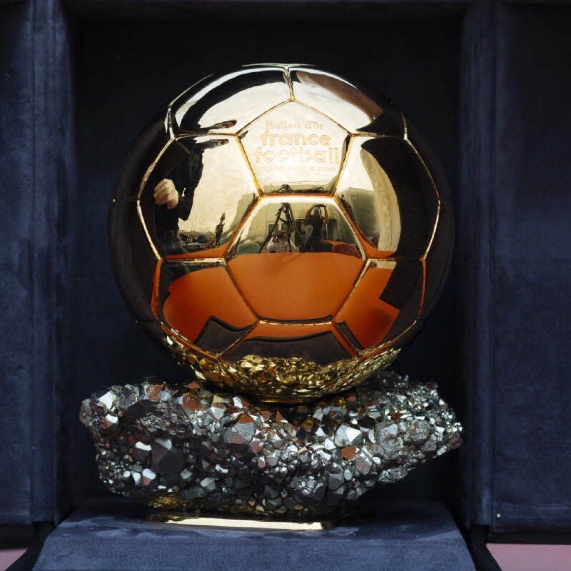 VictoryOkp23's tweet photo. BREAKING: France Football reportedly wants to keep the 2026 Ballon d’Or winner a SECRET until the envelope is opened on stage.

The same approach was reportedly used in 2025, when Ousmane Dembélé’s victory was revealed during the ceremony

Imagine finding out you’ve won the Ballon d’Or in front of the entire world