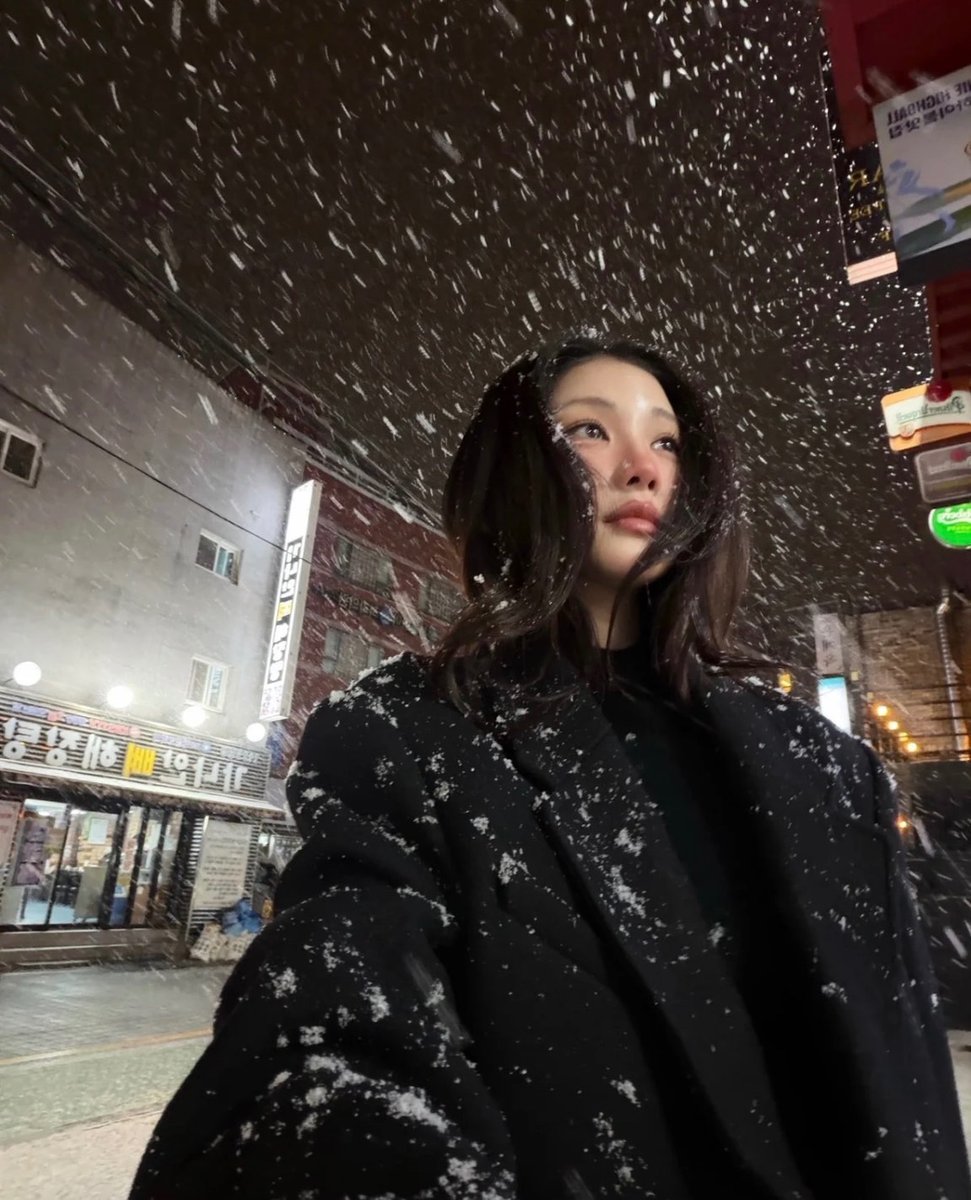 1999_ls's tweet photo. やばい、冬が待ち遠しすぎる…
雪の中の女性ってなんでこんな可愛いんだろ… https://t.co/1ea6Vmdywu